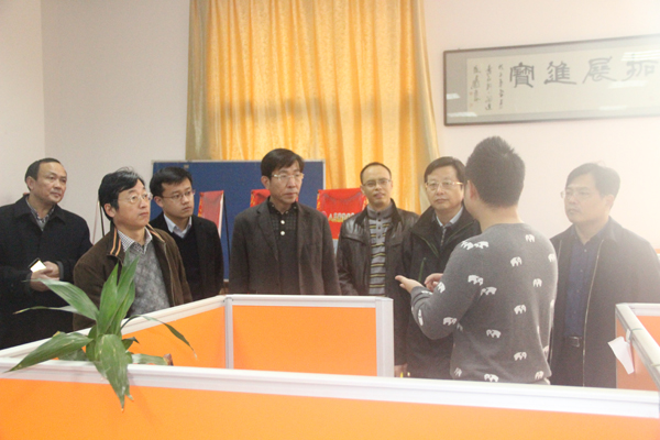 20151117省经信委副主任胡学同参观园区企业天安财险.JPG